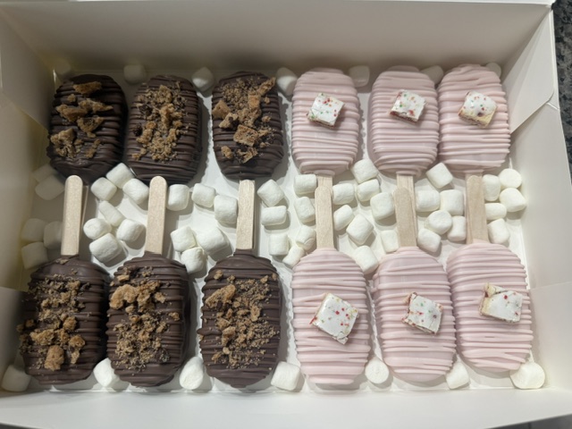 Custom pink and chocolate cakecicle treat box by Katalina