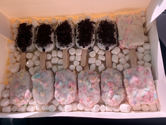 Cookies and cream cakecicles by Katalina